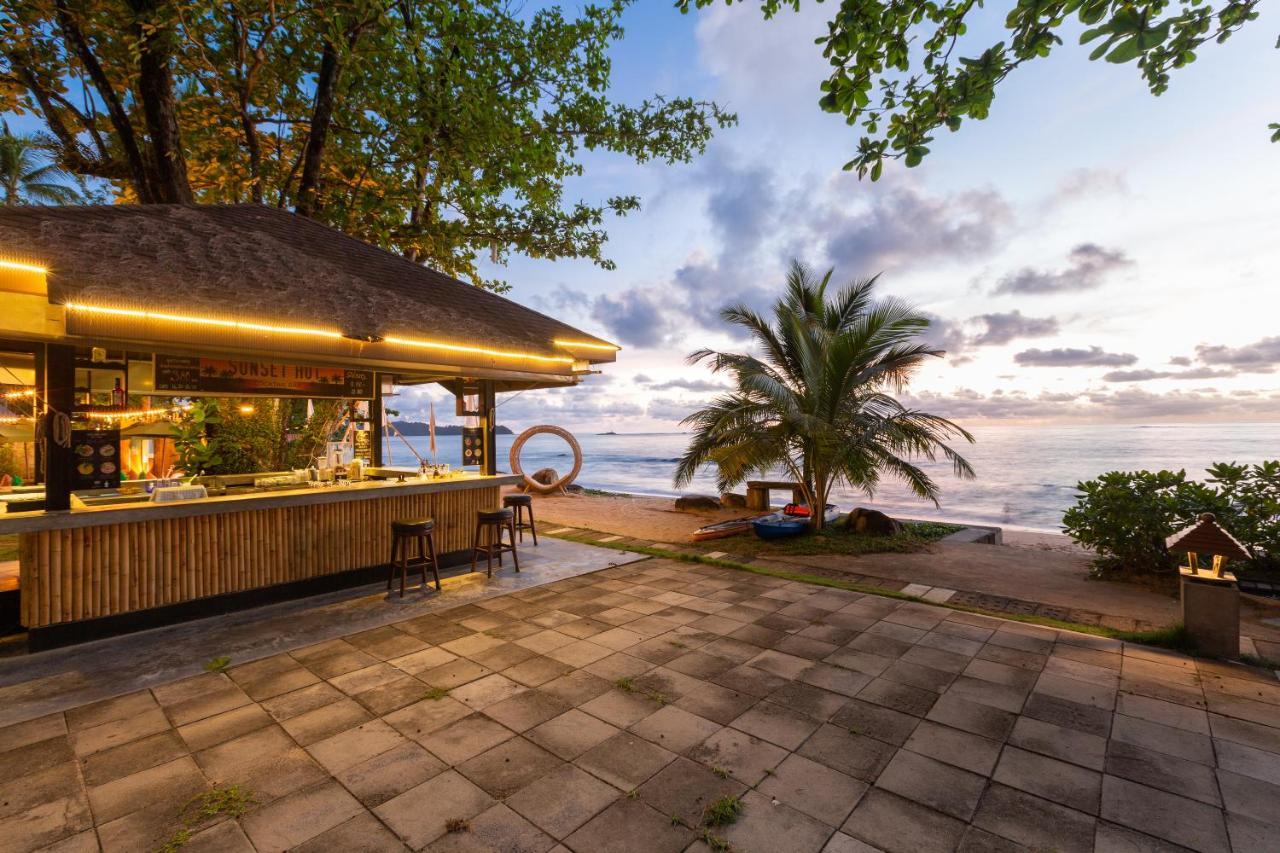 Khaolak Merlin Resort Khao Lak Exterior photo Beachfront bar at the resort