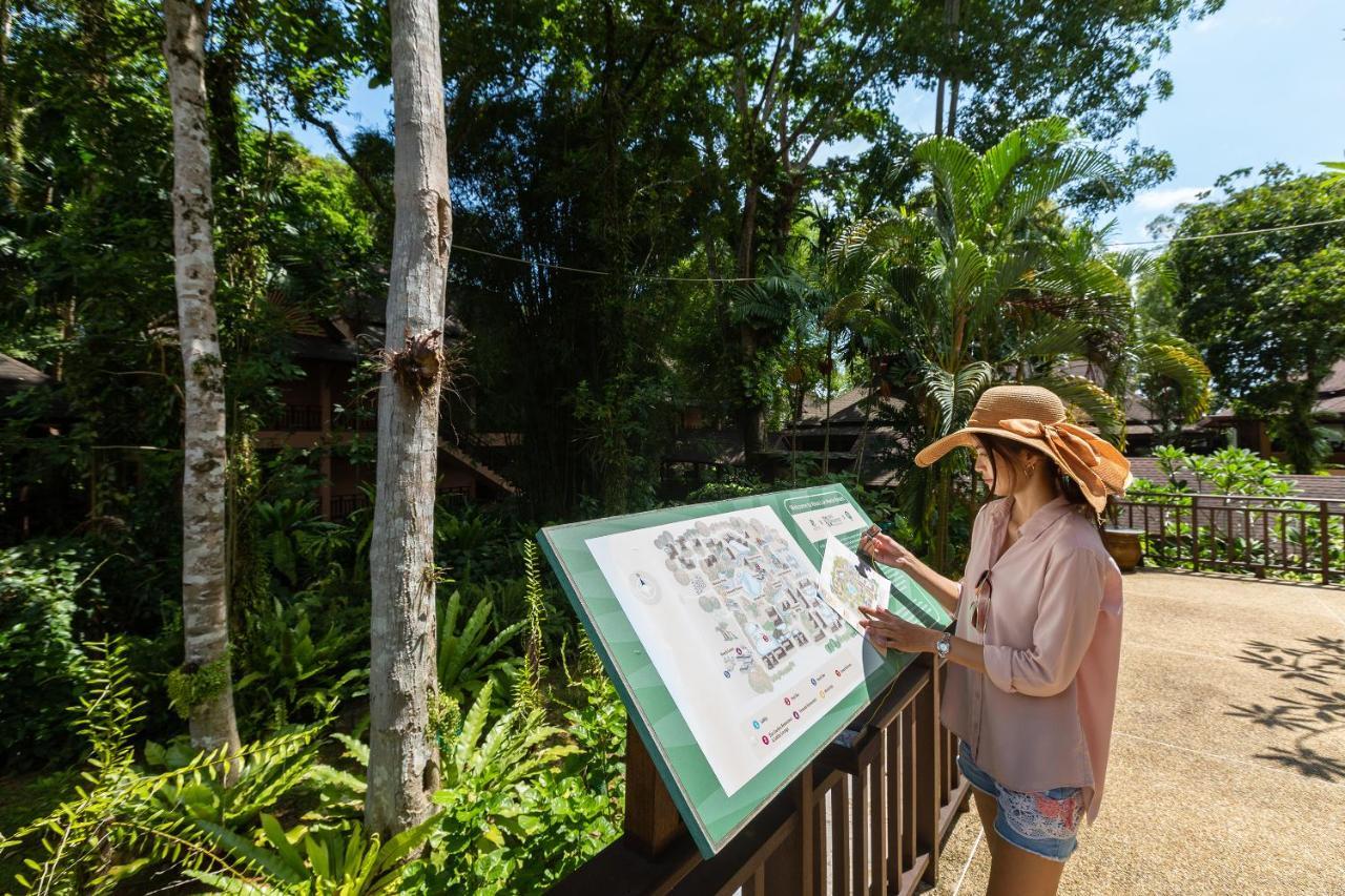 Khaolak Merlin Resort Khao Lak Exterior photo Visitor checking the map